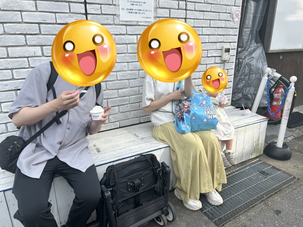 リビスコ店外のベンチで子連れ家族がジェラートを食べている様子