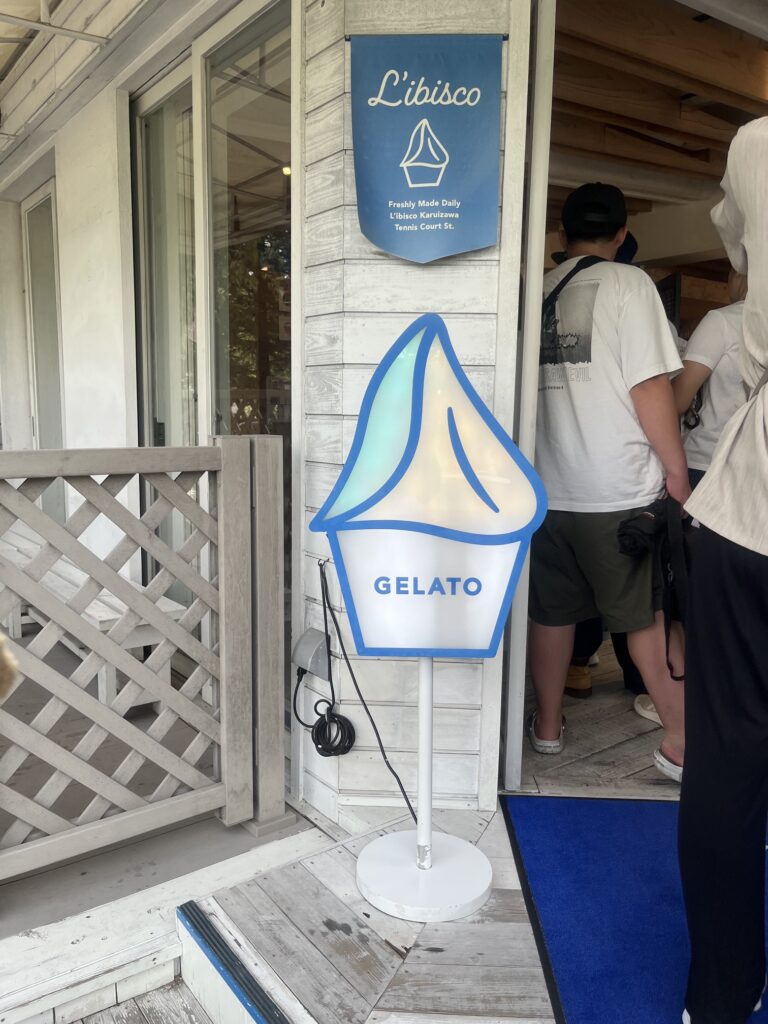 軽井沢のジェラート店リビスコの入口と行列