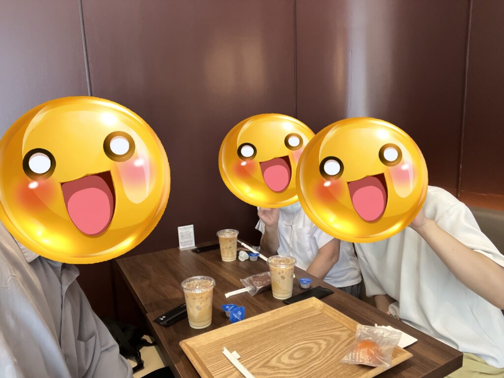 LE CHOCOLAT DE Hで家族がカフェラテとお菓子を楽しんでいる様子