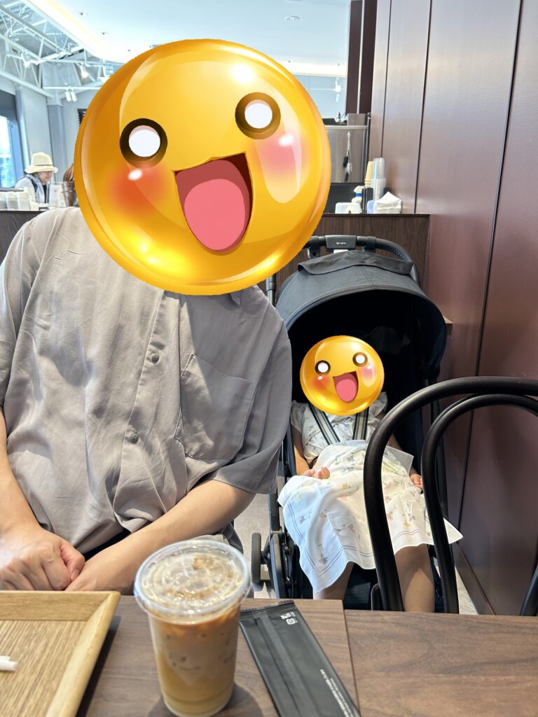 軽井沢T-SITEのカフェでベビーカーを置いて休憩している様子