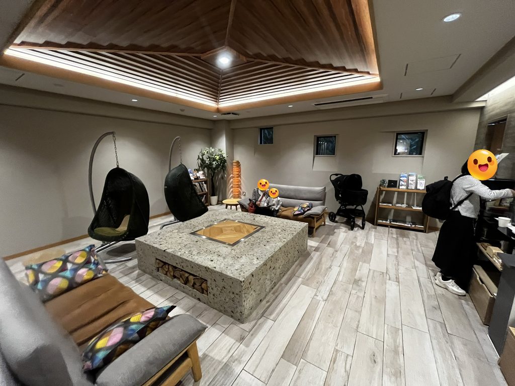 暖炉のような設備が写ったロビー全景