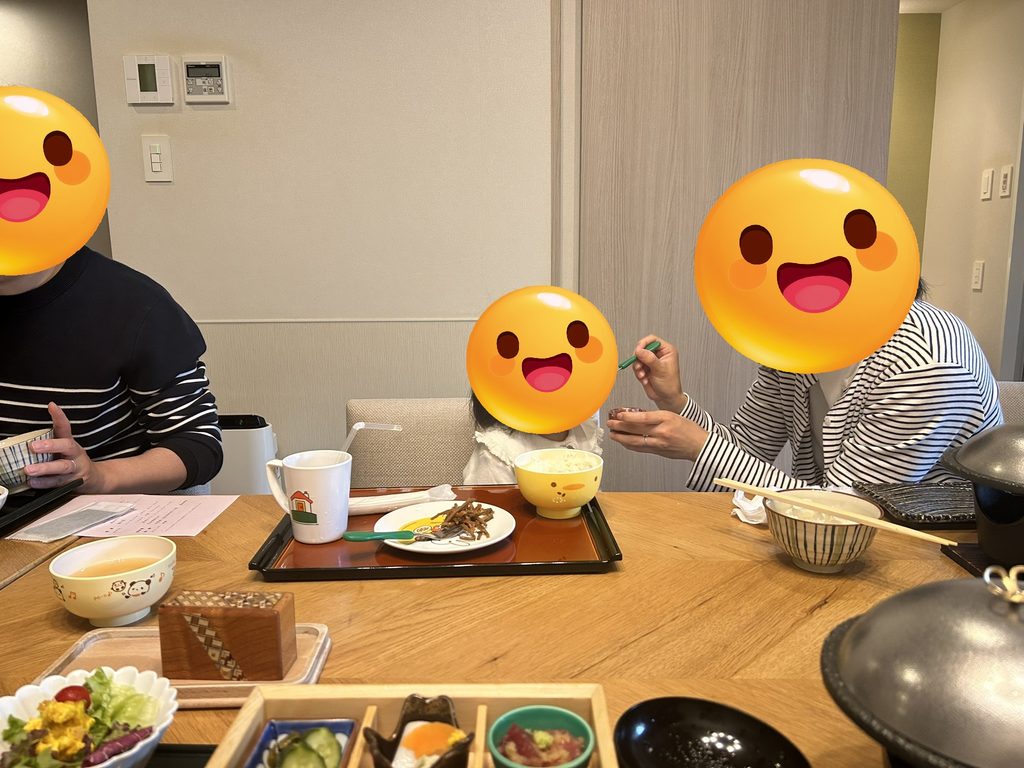 娘が朝食を食べている写真