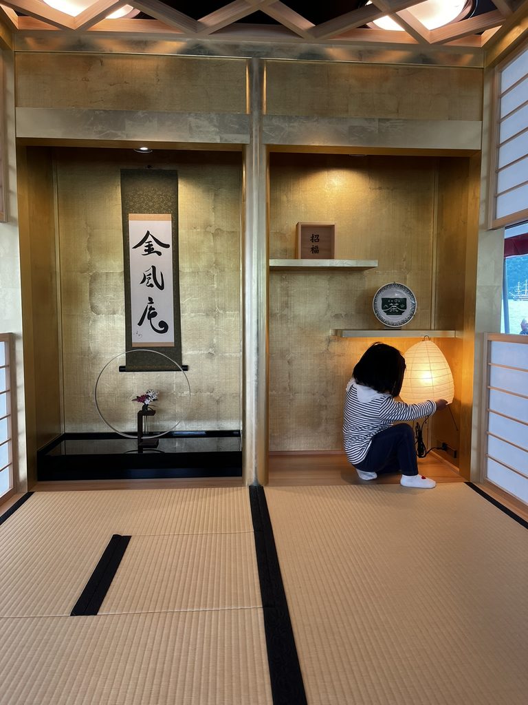 大茶会の金色の和室・茶室
