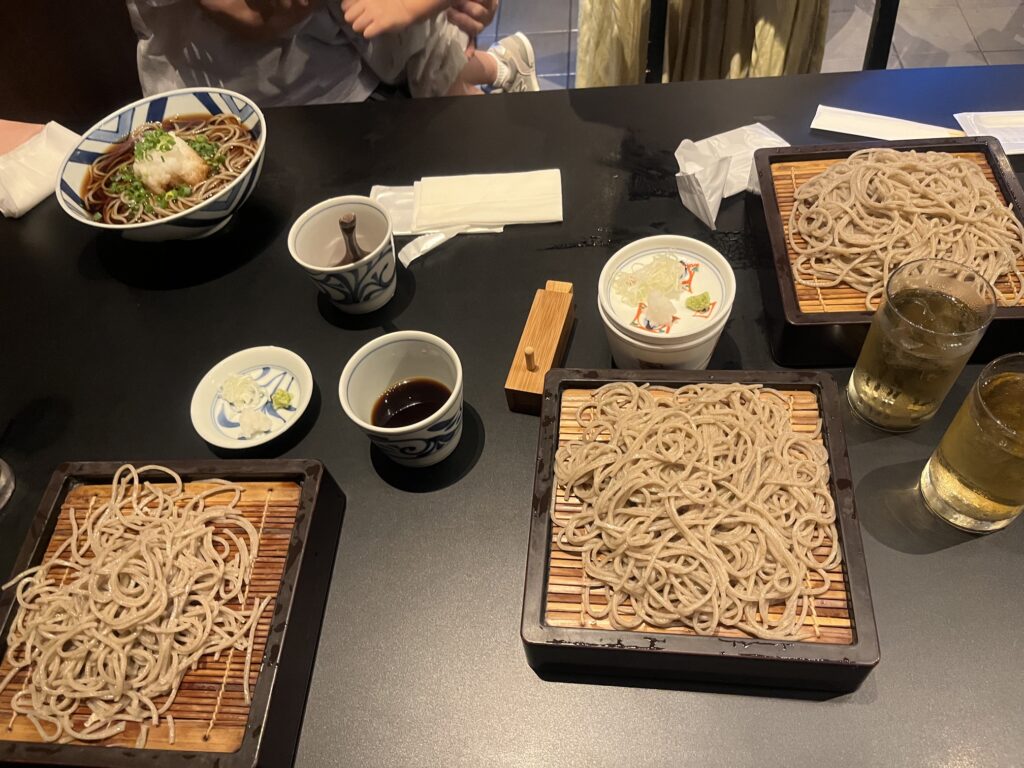 川上庵のお子様そばと大人用せいろの量の比較