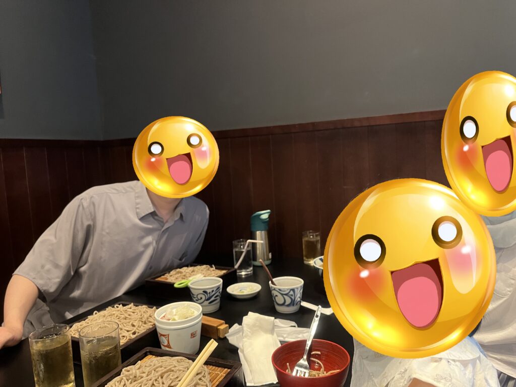 軽井沢ハルニレテラスの川上庵で家族でそばを食べている様子