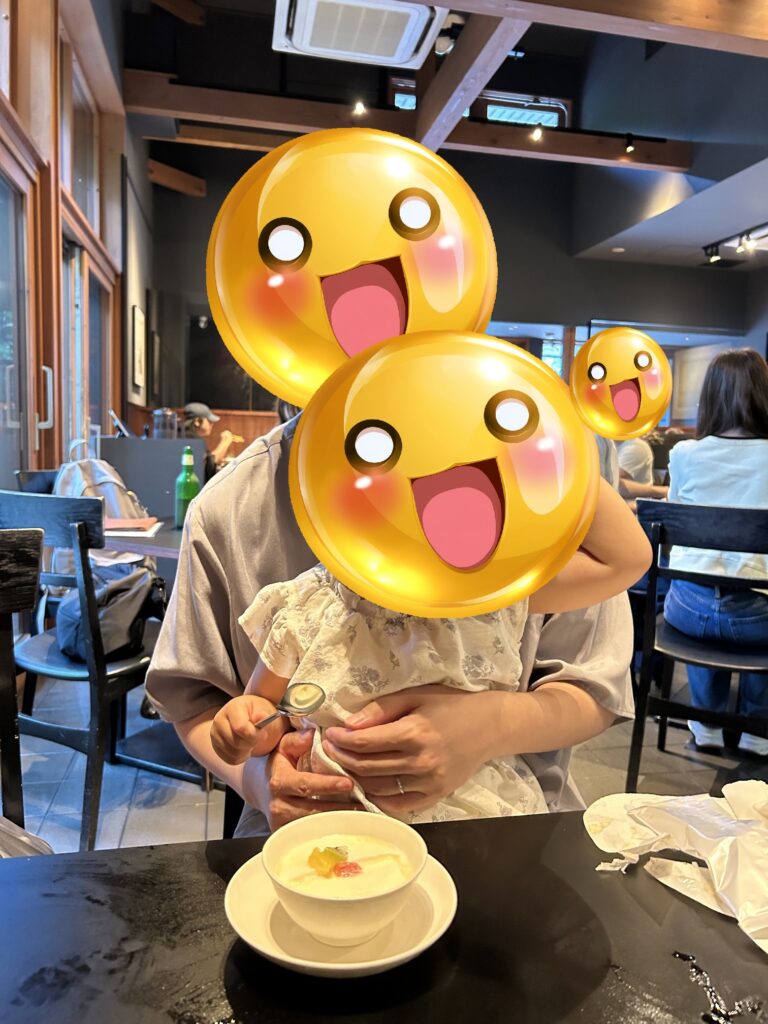 川上庵のお子様そばセットの杏仁豆腐を子どもが食べている様子
