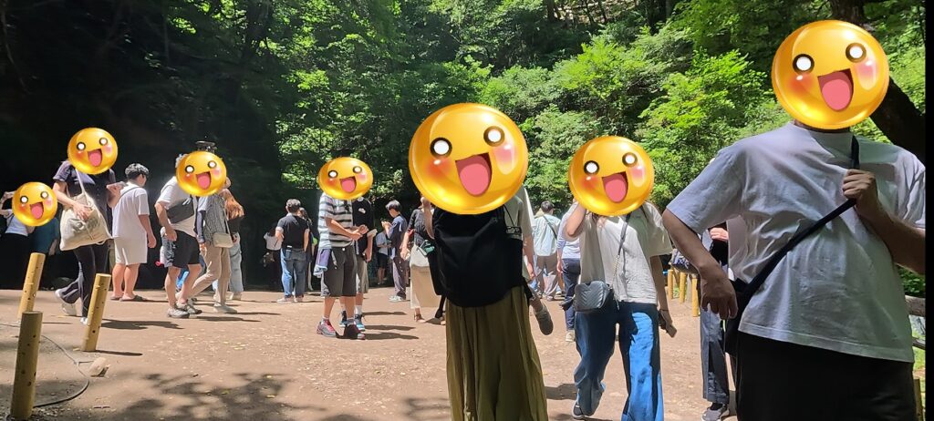 夏休み期間の白糸の滝前の混雑状況
